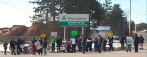 Protest at Weyerhaeuser Kenora March 2015 zoom
